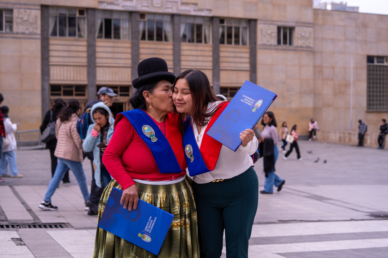 A los 71 años, Eulogia se tituló junto a su hija en la UMSA